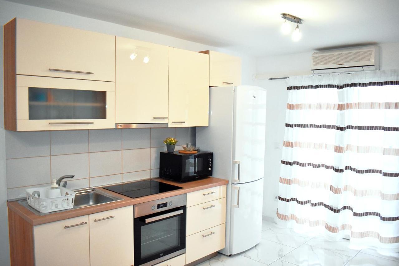 Apartmani Lovrencic Vrsi Bagian luar foto