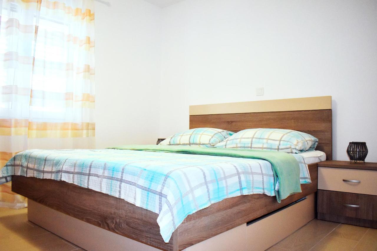 Apartmani Lovrencic Vrsi Bagian luar foto