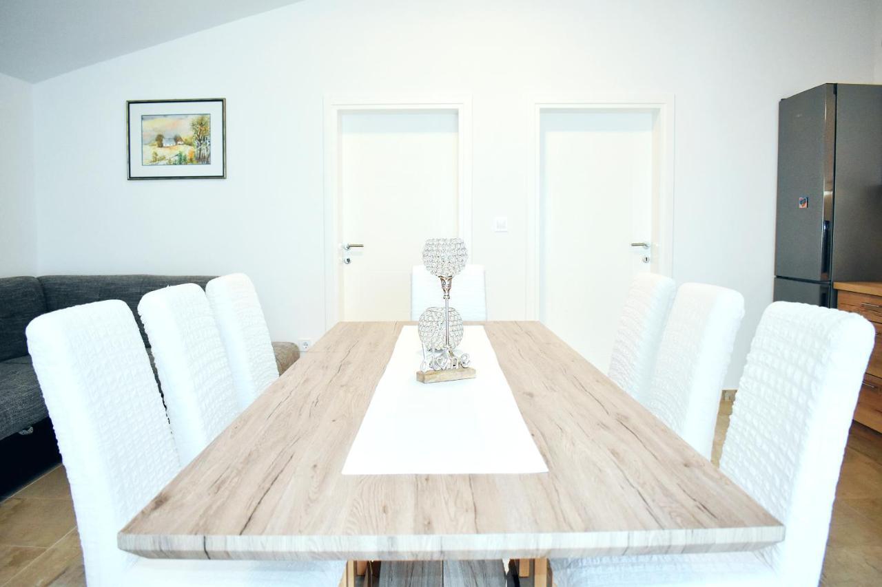 Apartmani Lovrencic Vrsi Bagian luar foto