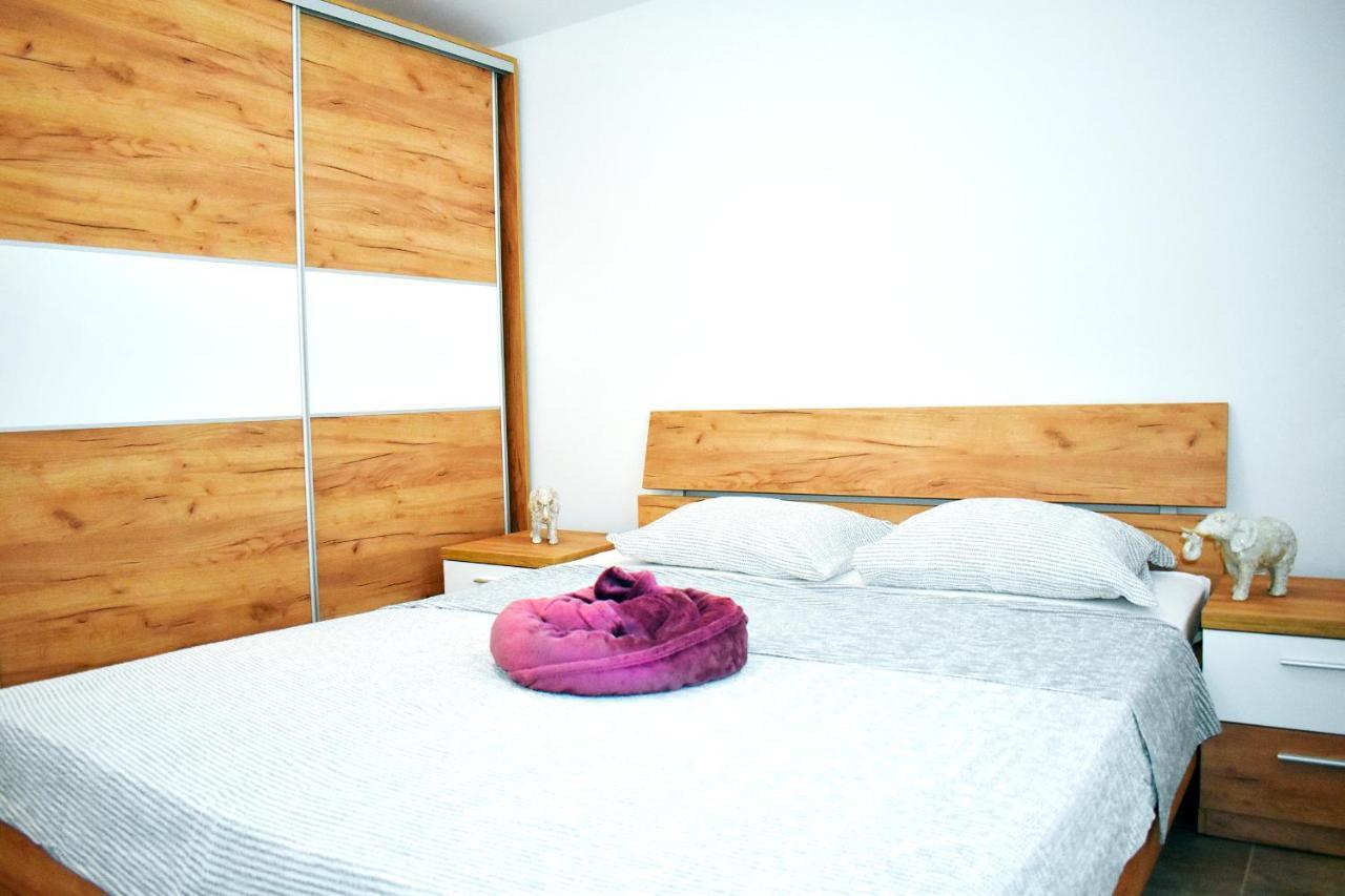 Apartmani Lovrencic Vrsi Bagian luar foto