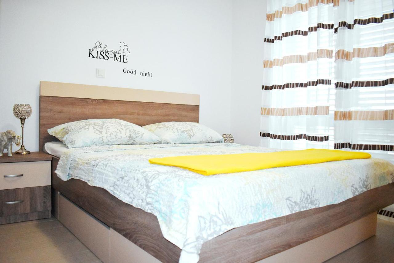 Apartmani Lovrencic Vrsi Bagian luar foto