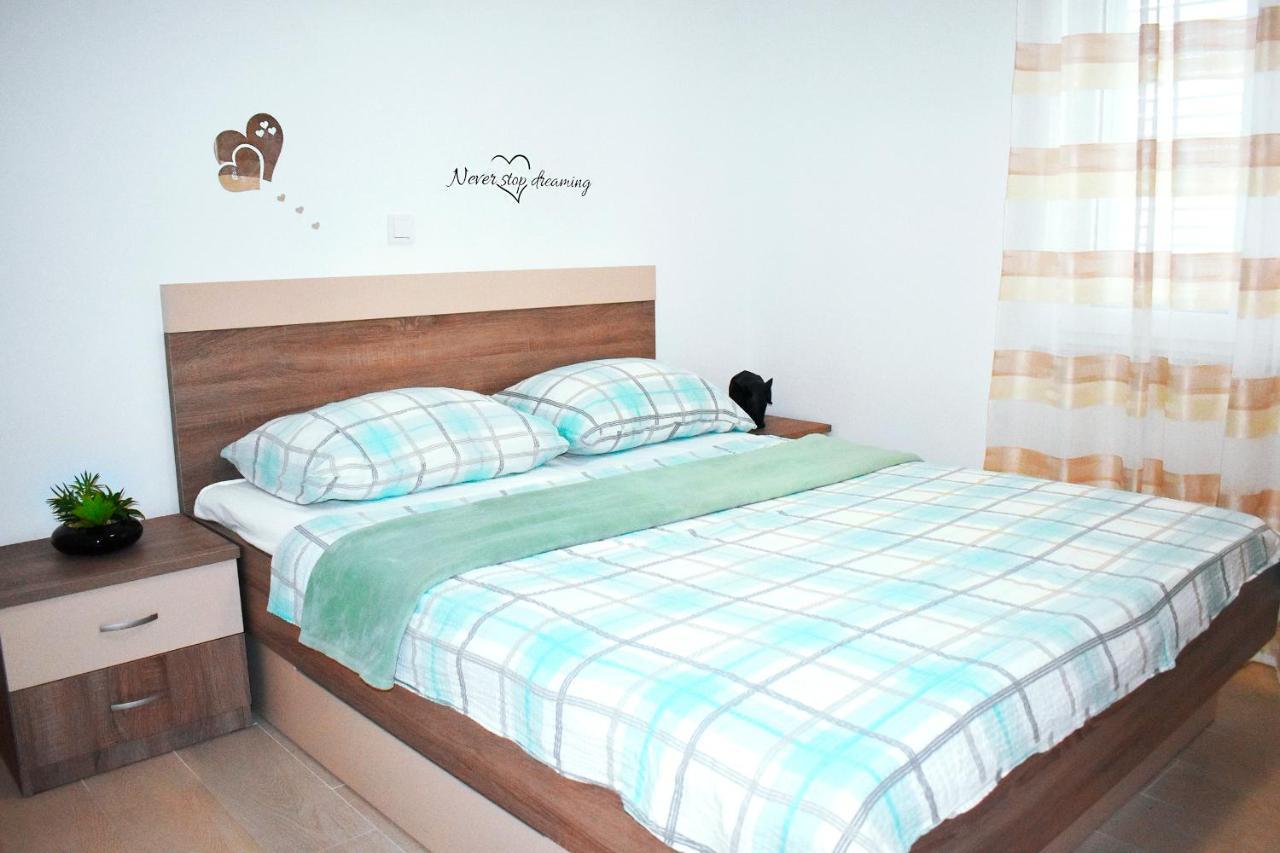 Apartmani Lovrencic Vrsi Bagian luar foto