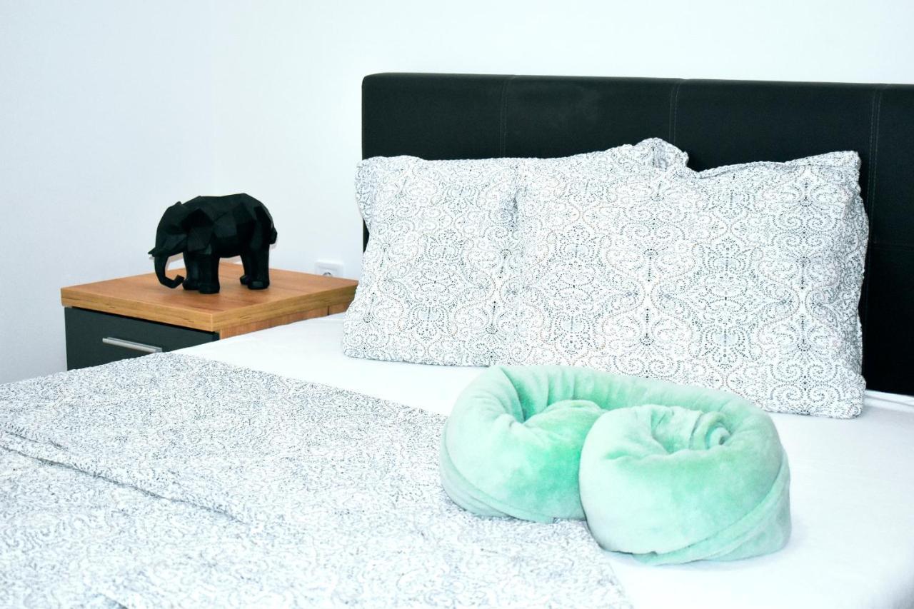 Apartmani Lovrencic Vrsi Bagian luar foto