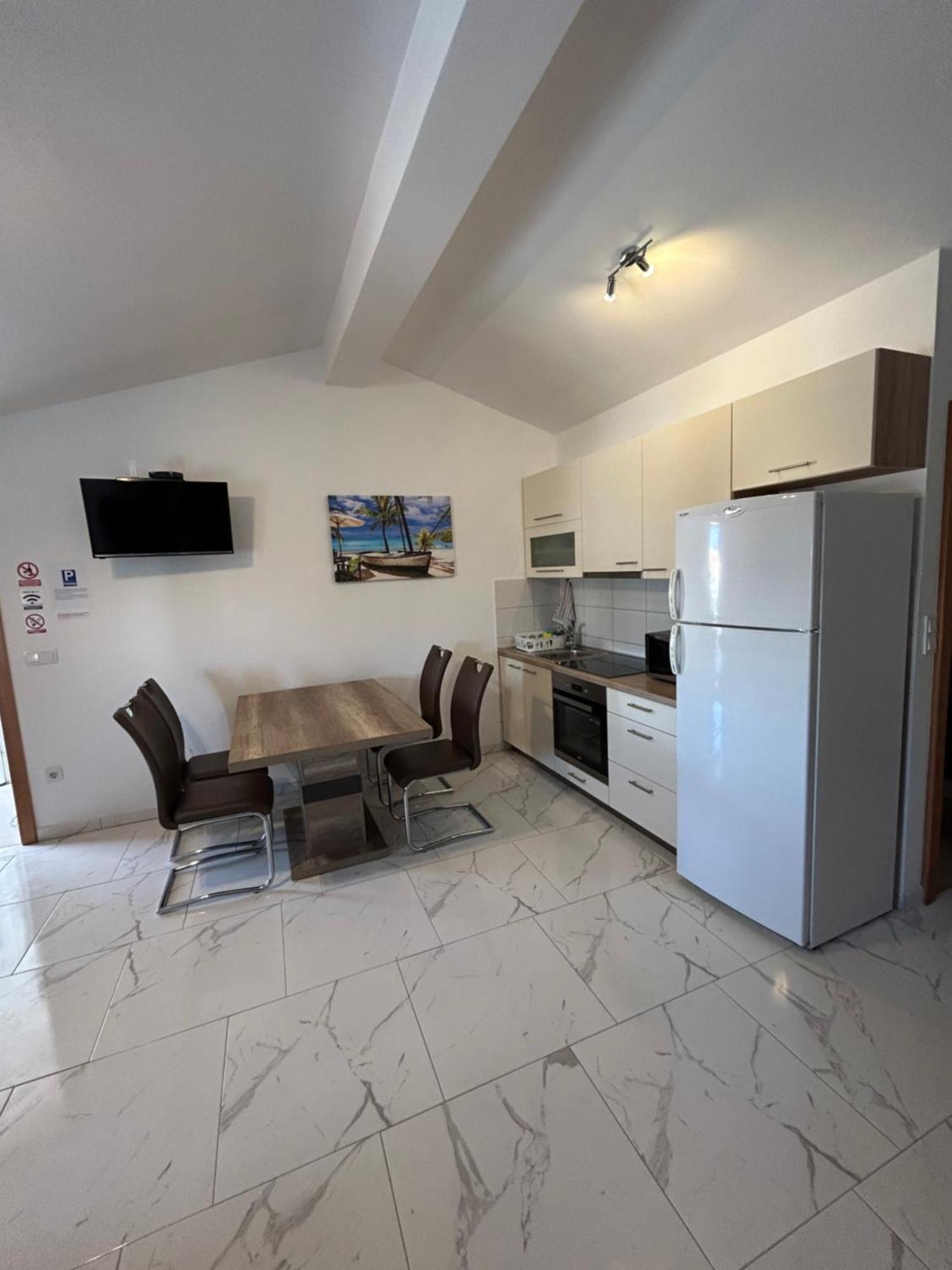 Apartmani Lovrencic Vrsi Bagian luar foto